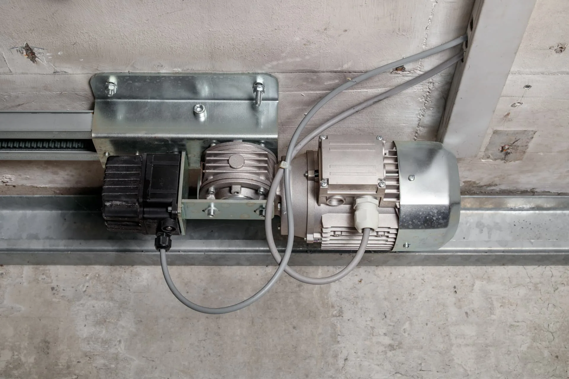 Garage door cable repair in North Phoenix, AZ by AZ Garage Door Pros LLC